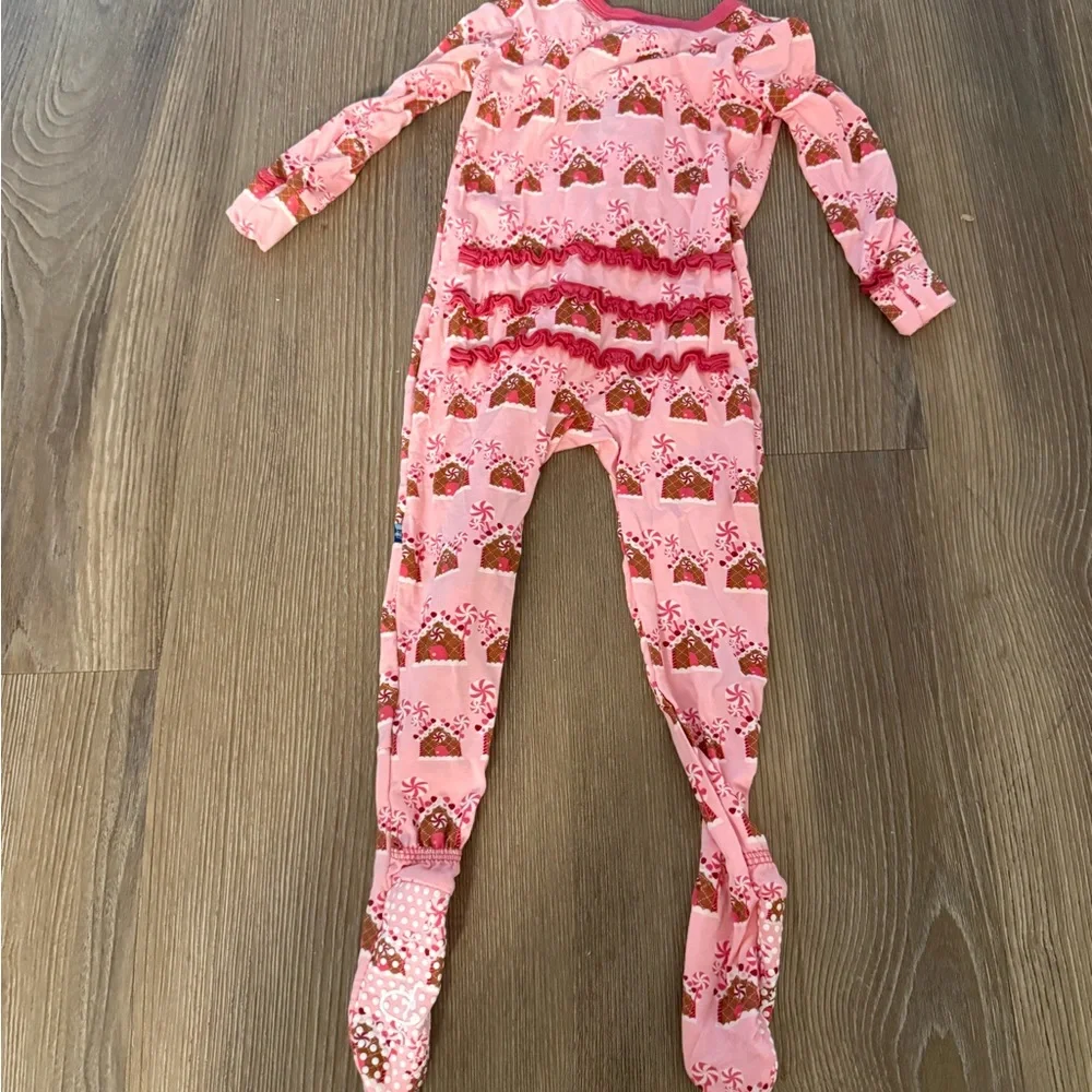 NWOT Kickee Pants Ruffle Pink Gingerbread House Footie with Grips 12-18m